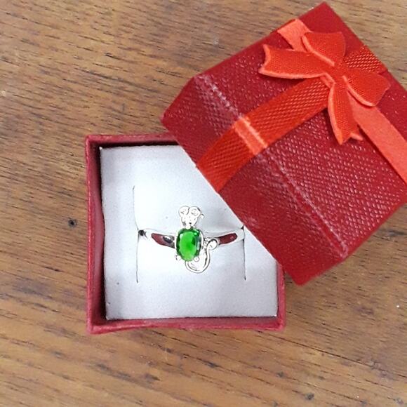 Size 8- .925 Sterling Silver & Emerald Green CZ - Picture 2 of 5